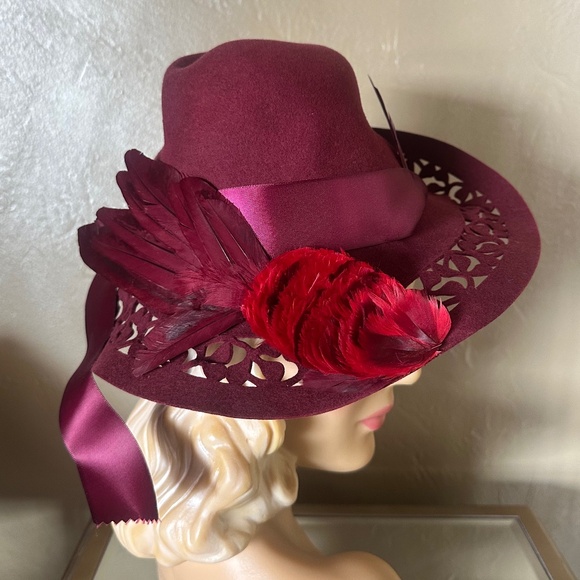 STRIKING 1940s\' BURGUNDY FELT FEDORA WITH BRIM CUTOUTS AND FEATHER \